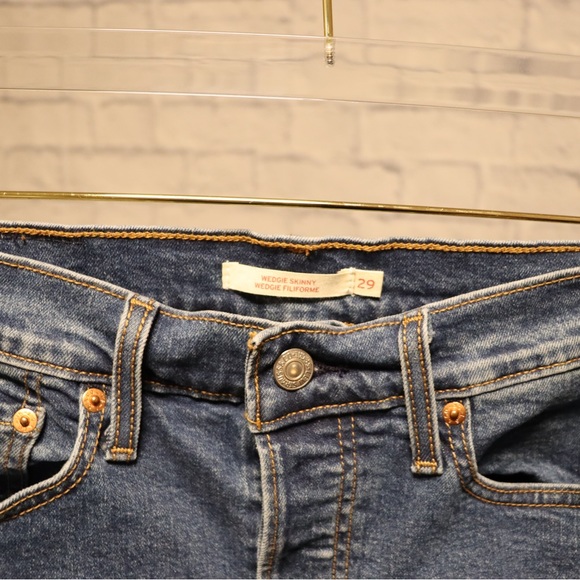 Levi's Skinny Wedige Jeans Cropped Distressing at the Ankles Size 29 - Picture 3 of 6